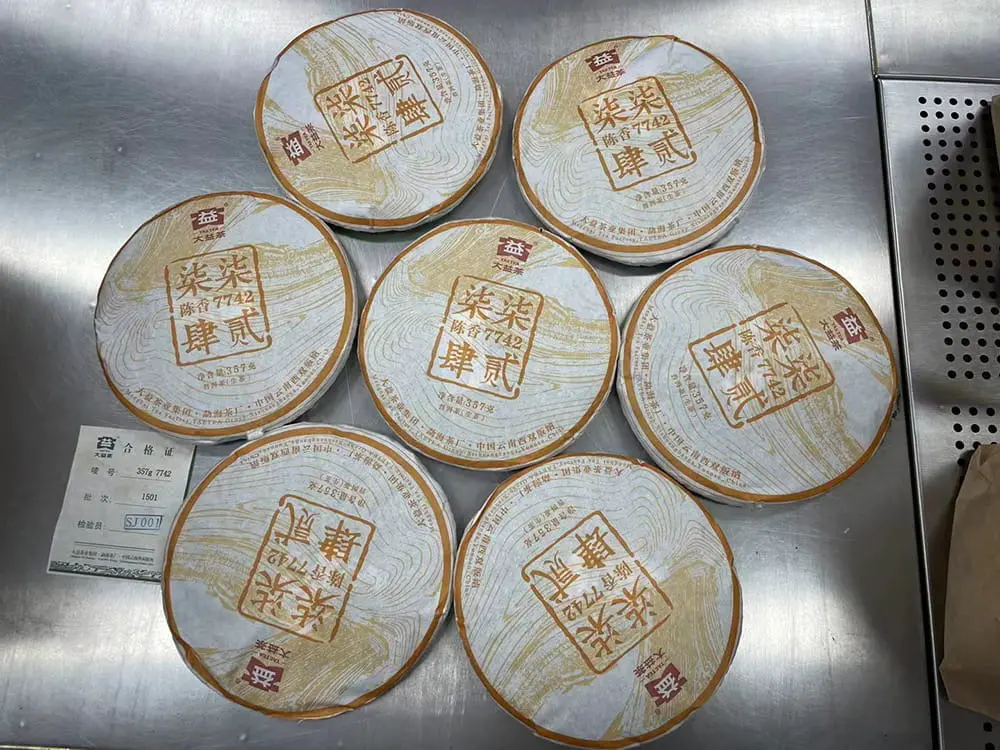 岳阳回收大益普洱茶2015年生茶熟茶图2